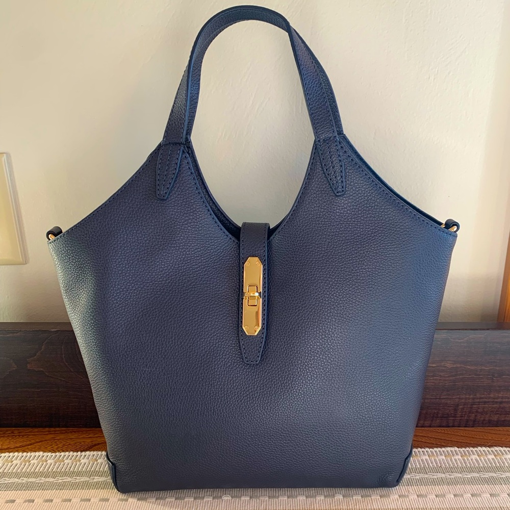 ☀️🎉Host Pick🔥NWT‼️ LEATHER HOBO BAG in Navy w/goldtone hardware✨✨✨ - Picture 2 of 9